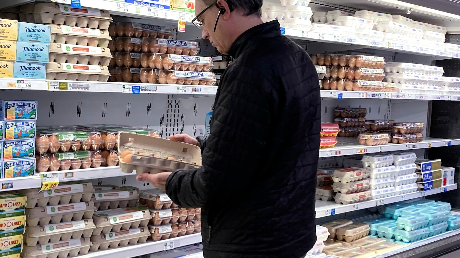 US egg prices fall for the first time in months but remain near record highs