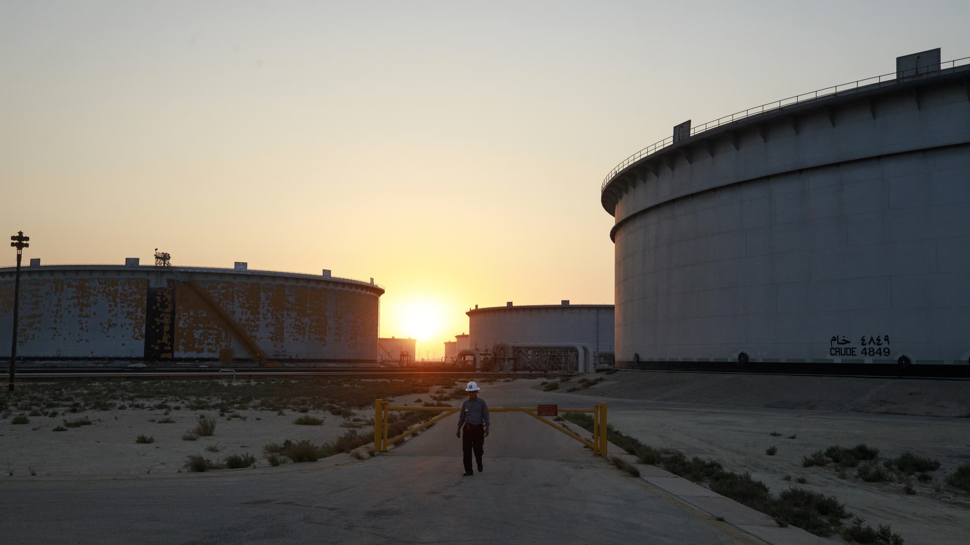 Oil prices rise more than 4% on escalating Middle East tensions