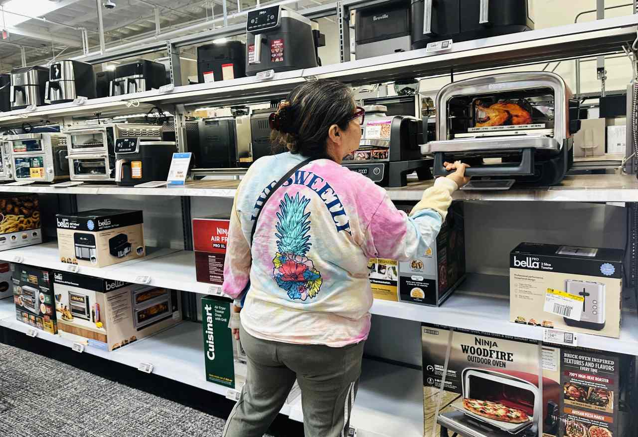 Shoppers cut spending at retailers in May. Trade wars still a drag on the economy.