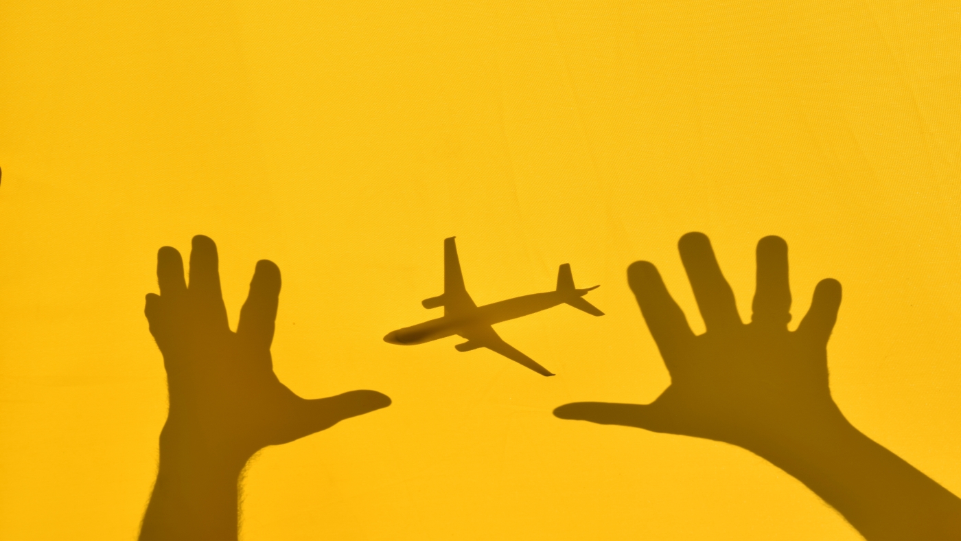 Here’s how travel experts handle flight delays — and avoid them : NPR