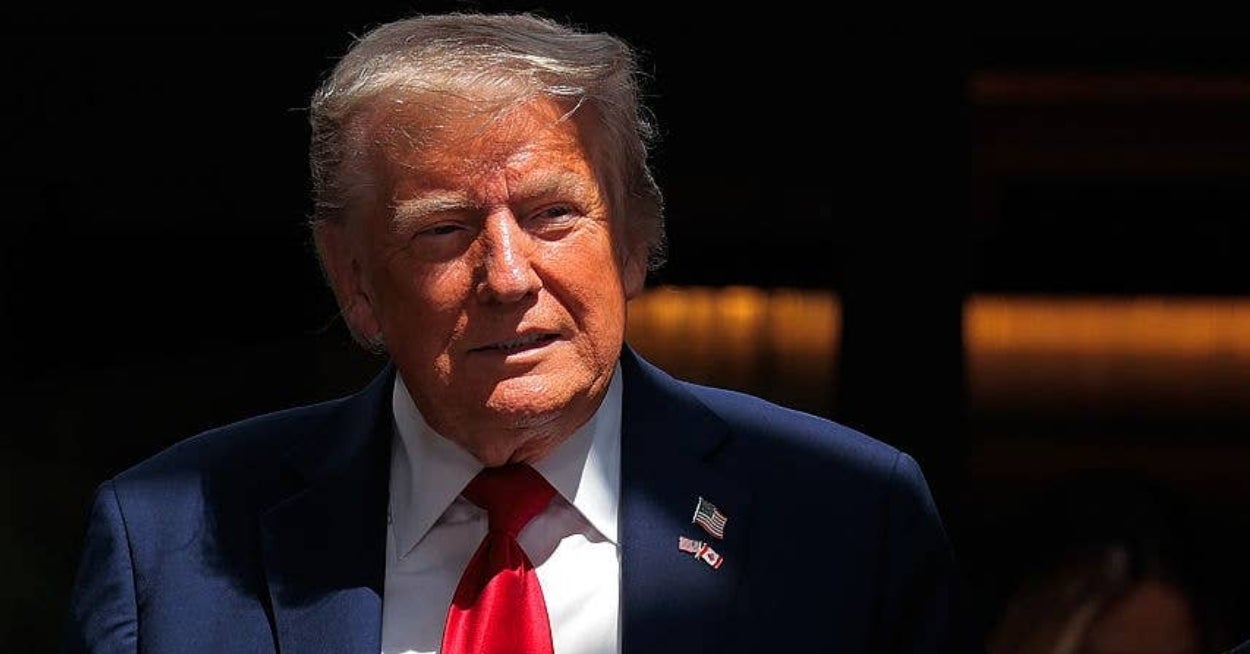 This Awkward Video Of Donald Trump Dropping His New Trade Agreement Is Going Viral